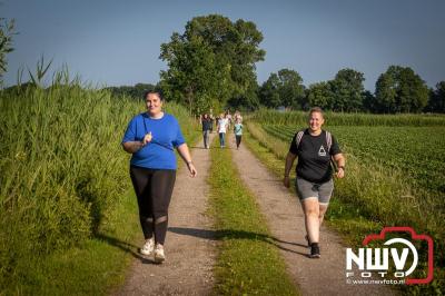 Wandelaars konden woensdag kennismaken met klompenpaden zo wandelde de 7,5 km over het Poppepad. - © NWVFoto.nl