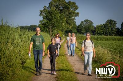 Wandelaars konden woensdag kennismaken met klompenpaden zo wandelde de 7,5 km over het Poppepad. - © NWVFoto.nl