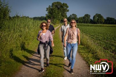 Wandelaars konden woensdag kennismaken met klompenpaden zo wandelde de 7,5 km over het Poppepad. - © NWVFoto.nl