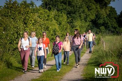 Wandelaars konden woensdag kennismaken met klompenpaden zo wandelde de 7,5 km over het Poppepad. - © NWVFoto.nl