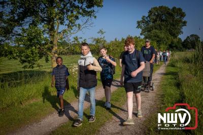 Wandelaars konden woensdag kennismaken met klompenpaden zo wandelde de 7,5 km over het Poppepad. - © NWVFoto.nl
