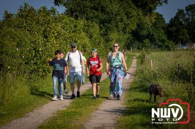 Wandelaars konden woensdag kennismaken met klompenpaden zo wandelde de 7,5 km over het Poppepad. - © NWVFoto.nl