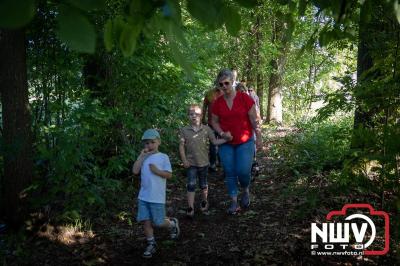 Wandelaars konden woensdag kennismaken met klompenpaden zo wandelde de 7,5 km over het Poppepad. - © NWVFoto.nl