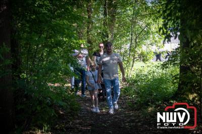 Wandelaars konden woensdag kennismaken met klompenpaden zo wandelde de 7,5 km over het Poppepad. - © NWVFoto.nl
