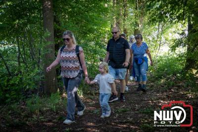 Wandelaars konden woensdag kennismaken met klompenpaden zo wandelde de 7,5 km over het Poppepad. - © NWVFoto.nl