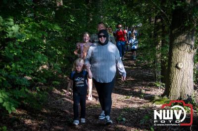 Wandelaars konden woensdag kennismaken met klompenpaden zo wandelde de 7,5 km over het Poppepad. - © NWVFoto.nl