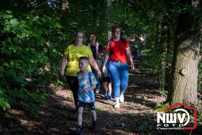 Wandelaars konden woensdag kennismaken met klompenpaden zo wandelde de 7,5 km over het Poppepad. - © NWVFoto.nl