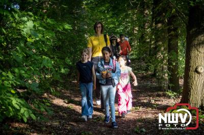 Wandelaars konden woensdag kennismaken met klompenpaden zo wandelde de 7,5 km over het Poppepad. - © NWVFoto.nl