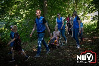 Wandelaars konden woensdag kennismaken met klompenpaden zo wandelde de 7,5 km over het Poppepad. - © NWVFoto.nl