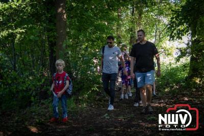 Wandelaars konden woensdag kennismaken met klompenpaden zo wandelde de 7,5 km over het Poppepad. - © NWVFoto.nl