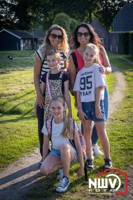 Wandelaars konden woensdag kennismaken met klompenpaden zo wandelde de 7,5 km over het Poppepad. - © NWVFoto.nl