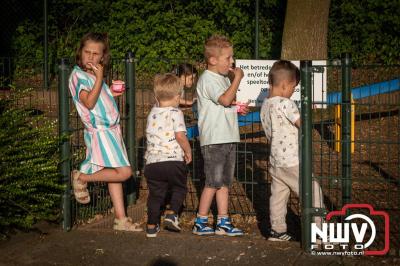 Wandelaars konden woensdag kennismaken met klompenpaden zo wandelde de 7,5 km over het Poppepad. - © NWVFoto.nl