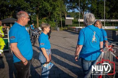 Wandelaars konden woensdag kennismaken met klompenpaden zo wandelde de 7,5 km over het Poppepad. - © NWVFoto.nl