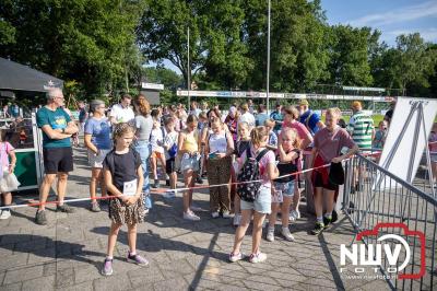 Wandelen in de schaduw: een geslaagde avond op ’t Harde - © NWVFoto.nl