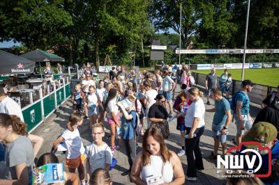 Wandelen in de schaduw: een geslaagde avond op ’t Harde - © NWVFoto.nl