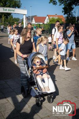 Wandelen in de schaduw: een geslaagde avond op ’t Harde - © NWVFoto.nl