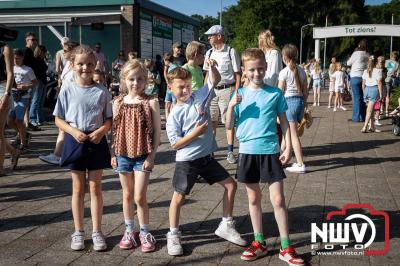 Wandelen in de schaduw: een geslaagde avond op ’t Harde - © NWVFoto.nl