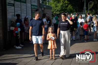 Wandelen in de schaduw: een geslaagde avond op ’t Harde - © NWVFoto.nl