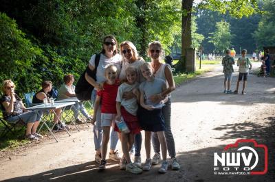 Wandelen in de schaduw: een geslaagde avond op ’t Harde - © NWVFoto.nl