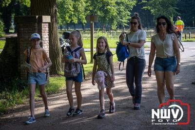 Wandelen in de schaduw: een geslaagde avond op ’t Harde - © NWVFoto.nl