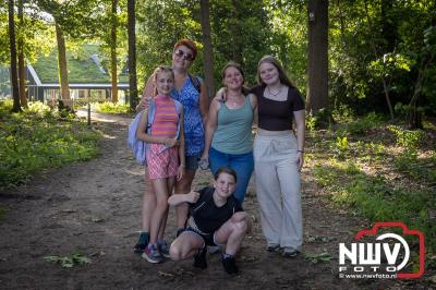 Wandelen in de schaduw: een geslaagde avond op ’t Harde - © NWVFoto.nl