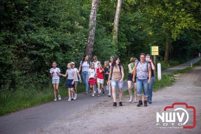 Wandelen in de schaduw: een geslaagde avond op ’t Harde - © NWVFoto.nl