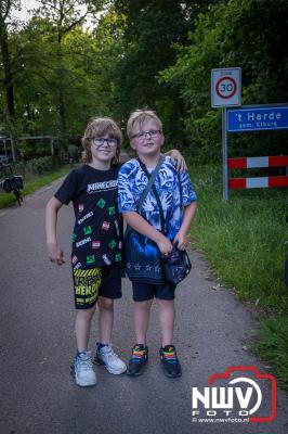 Wandelen in de schaduw: een geslaagde avond op ’t Harde - © NWVFoto.nl