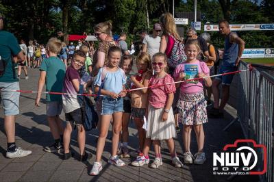 Wat een geweldige slotavond van de avondwandelvierdaagse op 't Harde. - © NWVFoto.nl