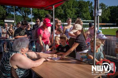 Wat een geweldige slotavond van de avondwandelvierdaagse op 't Harde. - © NWVFoto.nl