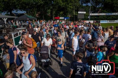 Wat een geweldige slotavond van de avondwandelvierdaagse op 't Harde. - © NWVFoto.nl