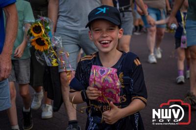Wat een geweldige slotavond van de avondwandelvierdaagse op 't Harde. - © NWVFoto.nl