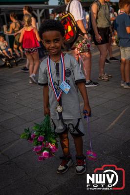 Wat een geweldige slotavond van de avondwandelvierdaagse op 't Harde. - © NWVFoto.nl