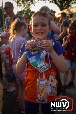 Wat een geweldige slotavond van de avondwandelvierdaagse op 't Harde. - © NWVFoto.nl
