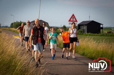 In Elburg konden de deelnemers aan de avondvierdaagse weer volop genieten van het prachtige wandelweer. - © NWVFoto.nl