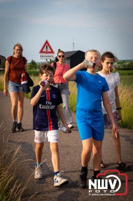 In Elburg konden de deelnemers aan de avondvierdaagse weer volop genieten van het prachtige wandelweer. - © NWVFoto.nl