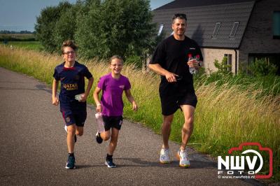 In Elburg konden de deelnemers aan de avondvierdaagse weer volop genieten van het prachtige wandelweer. - © NWVFoto.nl