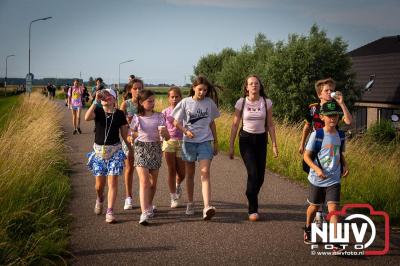 In Elburg konden de deelnemers aan de avondvierdaagse weer volop genieten van het prachtige wandelweer. - © NWVFoto.nl