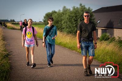 In Elburg konden de deelnemers aan de avondvierdaagse weer volop genieten van het prachtige wandelweer. - © NWVFoto.nl