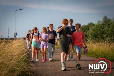 In Elburg konden de deelnemers aan de avondvierdaagse weer volop genieten van het prachtige wandelweer. - © NWVFoto.nl