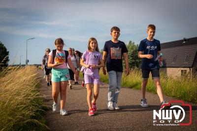 In Elburg konden de deelnemers aan de avondvierdaagse weer volop genieten van het prachtige wandelweer. - © NWVFoto.nl