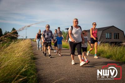 In Elburg konden de deelnemers aan de avondvierdaagse weer volop genieten van het prachtige wandelweer. - © NWVFoto.nl