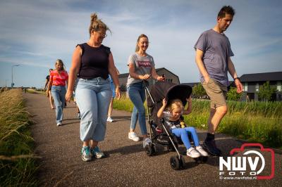 In Elburg konden de deelnemers aan de avondvierdaagse weer volop genieten van het prachtige wandelweer. - © NWVFoto.nl