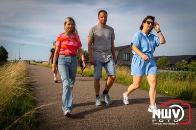 In Elburg konden de deelnemers aan de avondvierdaagse weer volop genieten van het prachtige wandelweer. - © NWVFoto.nl