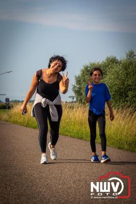 In Elburg konden de deelnemers aan de avondvierdaagse weer volop genieten van het prachtige wandelweer. - © NWVFoto.nl