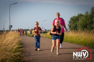 In Elburg konden de deelnemers aan de avondvierdaagse weer volop genieten van het prachtige wandelweer. - © NWVFoto.nl