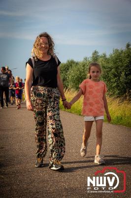 In Elburg konden de deelnemers aan de avondvierdaagse weer volop genieten van het prachtige wandelweer. - © NWVFoto.nl