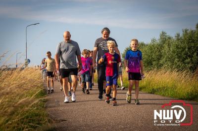 In Elburg konden de deelnemers aan de avondvierdaagse weer volop genieten van het prachtige wandelweer. - © NWVFoto.nl