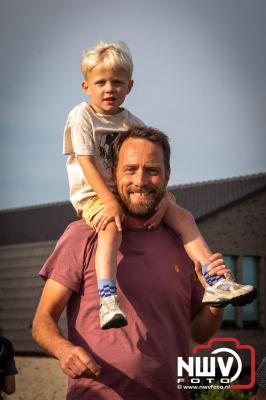 In Elburg konden de deelnemers aan de avondvierdaagse weer volop genieten van het prachtige wandelweer. - © NWVFoto.nl