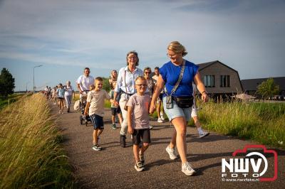 In Elburg konden de deelnemers aan de avondvierdaagse weer volop genieten van het prachtige wandelweer. - © NWVFoto.nl