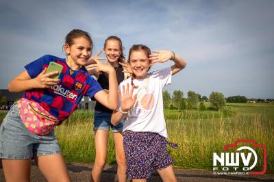 In Elburg konden de deelnemers aan de avondvierdaagse weer volop genieten van het prachtige wandelweer. - © NWVFoto.nl